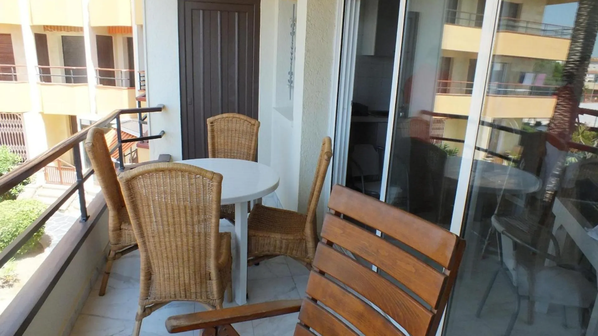 Hermoso Apartamento Renovado Para 4 Pers. Con Parking Privado En Roses - Es-204-11 Spanien