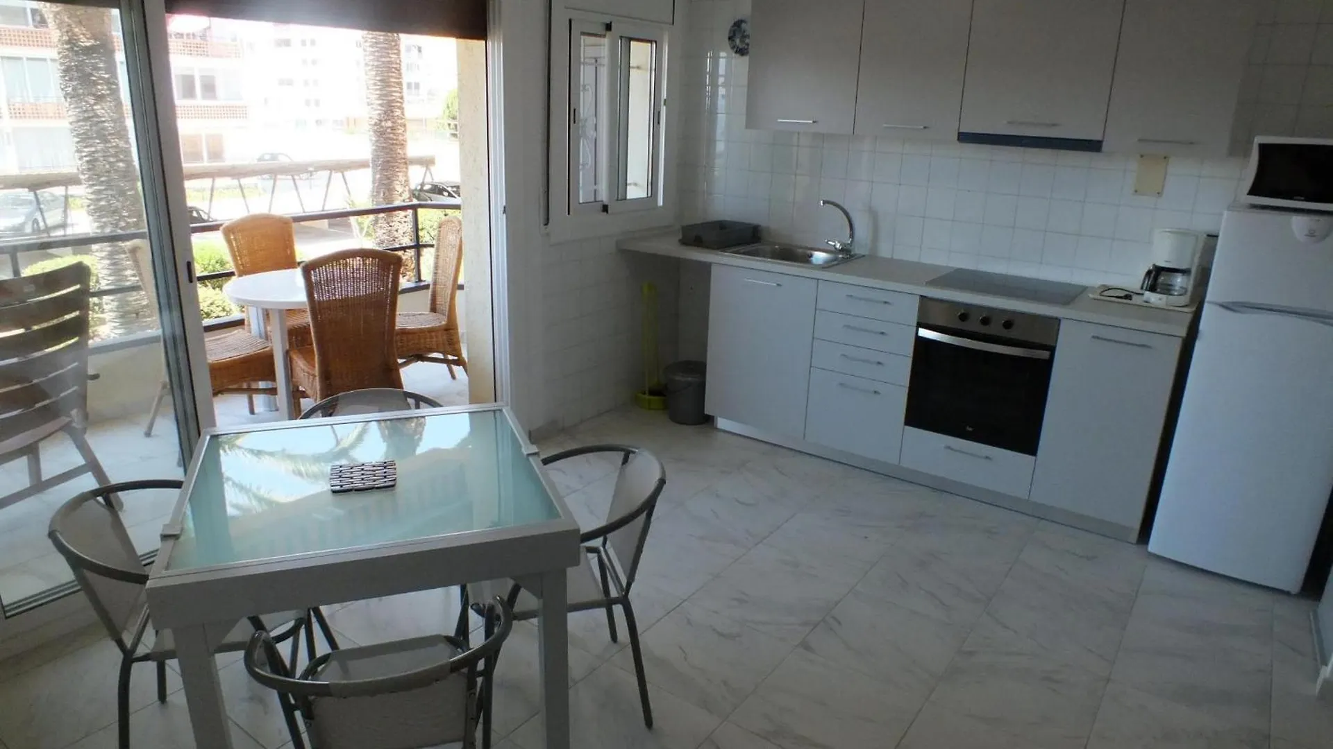 Hermoso Apartamento Renovado Para 4 Pers. Con Parking Privado En Roses - Es-204-11 スペイン